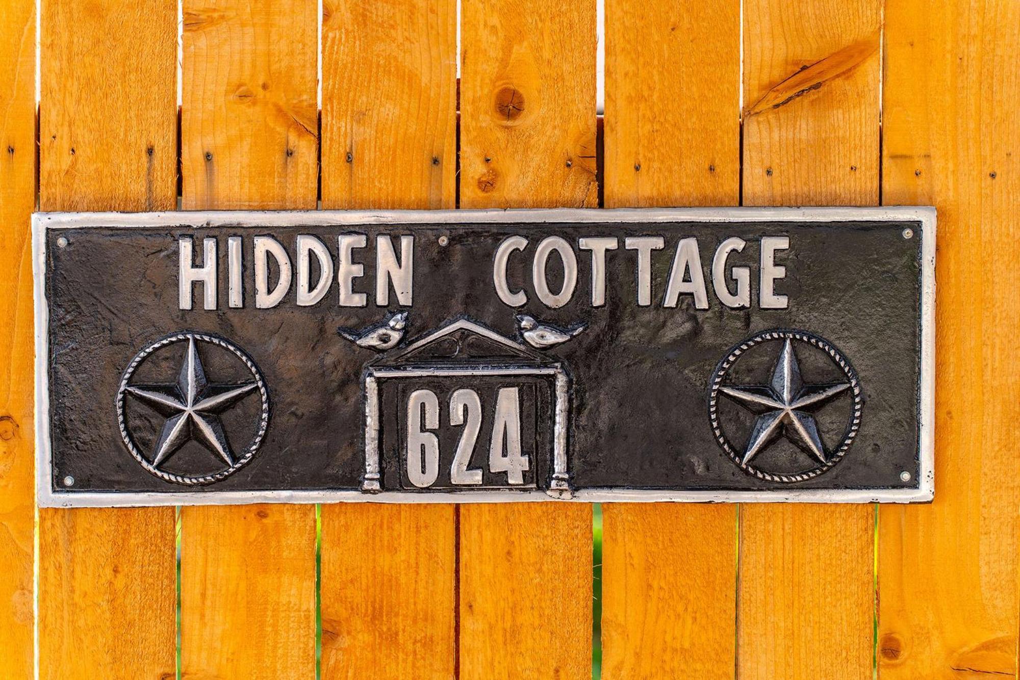 Hidden Cottage Mins To Main St And Sleeps 4 Фредериксбург Екстериор снимка